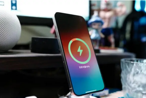丹凤苹果15换屏服务分享用什么充电器给iPhone15充电更好 